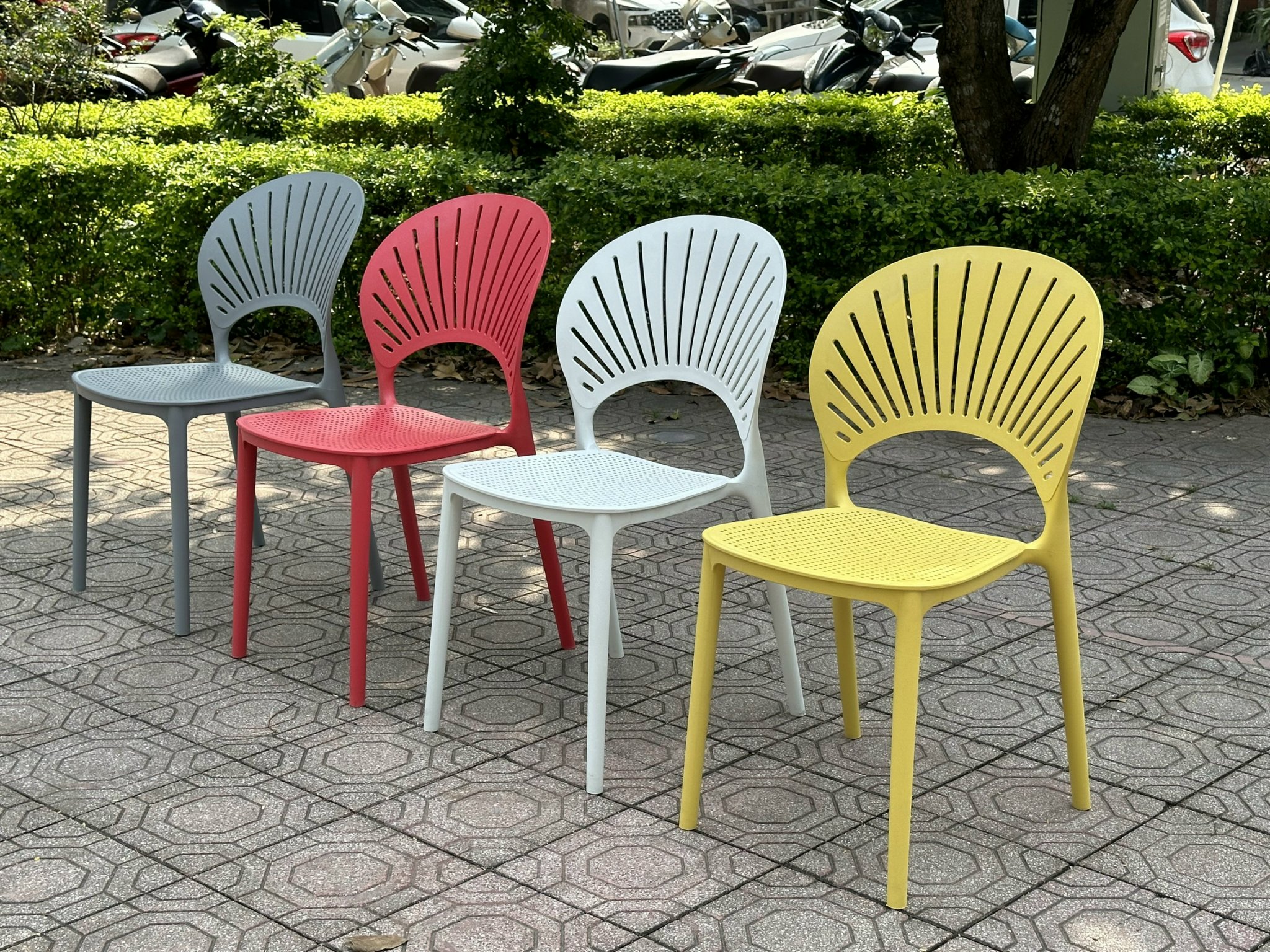 Ghế nhựa đúc lưng cánh hoa trong danh mục sản phẩm Nội Thất OSCAR 3