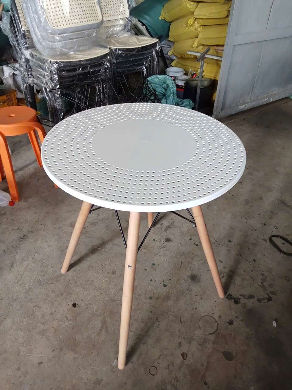 Bàn Tròn Eames Chân Gỗ Đan thuộc danh mục bàn cafe tại Nội Thất OSCAR