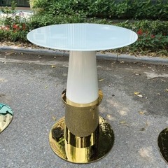 Bàn Tròn Chân Tháp Mặt Kính thuộc danh mục bàn cafe tại Nội Thất OSCAR
